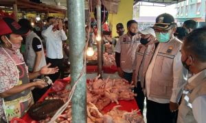 Jelang Idul Adha, Sekda Tinjau Ketersediaan dan Harga  Bahan Pokok di Pasar Angso Duo