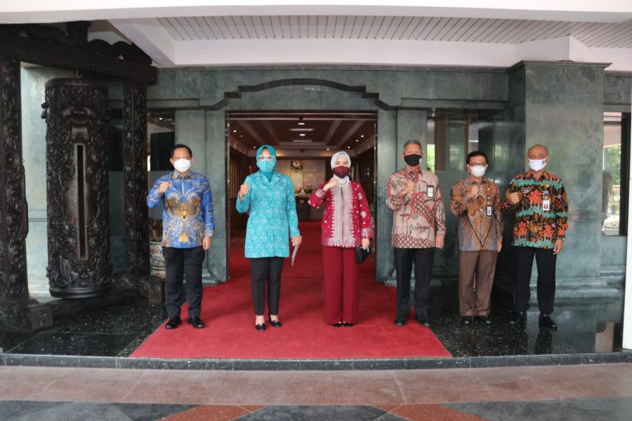 Dirut Pertamina Nicke Widyawati (tengah) bersama Tri Tito Karnavian usai penyerahan 500 ribu masker ke ibu-ibu PKK.