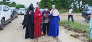 Haris Bantu Dorong Mobil Warga yang Terperosok di Kubangan