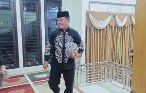 Kenakan Batik Hitam dan Tersenyum, Cagub Jambi Al Haris Mantap Menuju Debat Kandidat