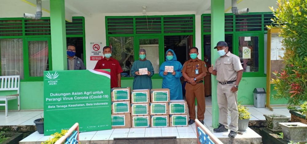 Serah terima bantuan APD oleh Bibit Sembiring, Group Manager Kebun PT. RAU Kebun Bungo Tebo, kepada Puskesmas Teluk Singkawang, Desa Teluk Singkawang, Kecamatan Sumay, Kabupaten Tebo, Provinsi Jambi, Selasa, 10 November 2020.