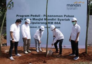 Lestarikan Lingkungan Hidup, Mandiri Syariah Tanam 1000 Pohon di Area Masjid Tol Cipularang
