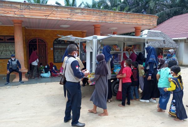 Perpustakaan keliling bantuan SKK Migas - PetroChina Jabung menyambangi anak-anak di Dusun Betara 8, Desa Terjun Gajah, Kecamatan Betara, Tanjungjabung Barat, Sabtu 7 November 2020.