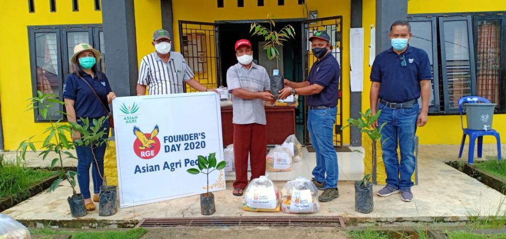 Penyerahan tanaman buah-buahan RGE Founder's Day 2020 Asian Agri Peduli tanggal 27 Nopember 2020 di Kantor Desa Merlung, Kec. Merlung Kab. Tanjungjabung Barat oleh Muhammad Luth, Group Manager PT. IIS Kebun Tungkal Ulu kepada M. Jumri, Sekdes Merlung.
