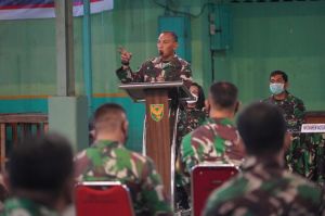 Danrem Berikan Jam Komandan Kepada Anggota Militer dan PNS Korem 042/Gapu 
