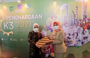 Pj. Gubernur Jambi Dianugerahi Penghargaan K3 dari Menteri Ketenagakerjaan