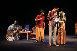 Bangkitkan Semangat Generasi Muda Teater Jambi, FKIP Unbari Gelar Ayahku Pulang di TBJ