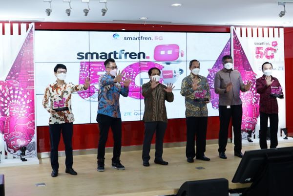 Warren Huang, Chief Marketing Officer ZTE; Djoko Tata Ibrahim, Deputy CEO Smartfren; Merza Fachys, President Director Smartfren; Mulyadi, ST., MT., Direktur Standardisasi Perangkat Pos dan Informatika; Shurish Subbramaniam, CTO Smartfren; dan Shannedy Ong, Managing Director Qualcomm Indonesia dalam 5G Trial Kominfo Bersama Smartfren di Galeri Smartfren Jakarta, Kamis (17/6).