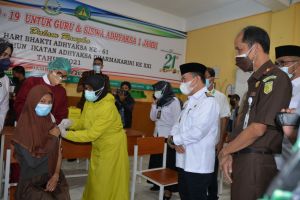 Lihat Pelajar SMA Ikut Vaksin Covid-19 Gubernur Harapkan Kekebalan Tubuh Terbentuk 