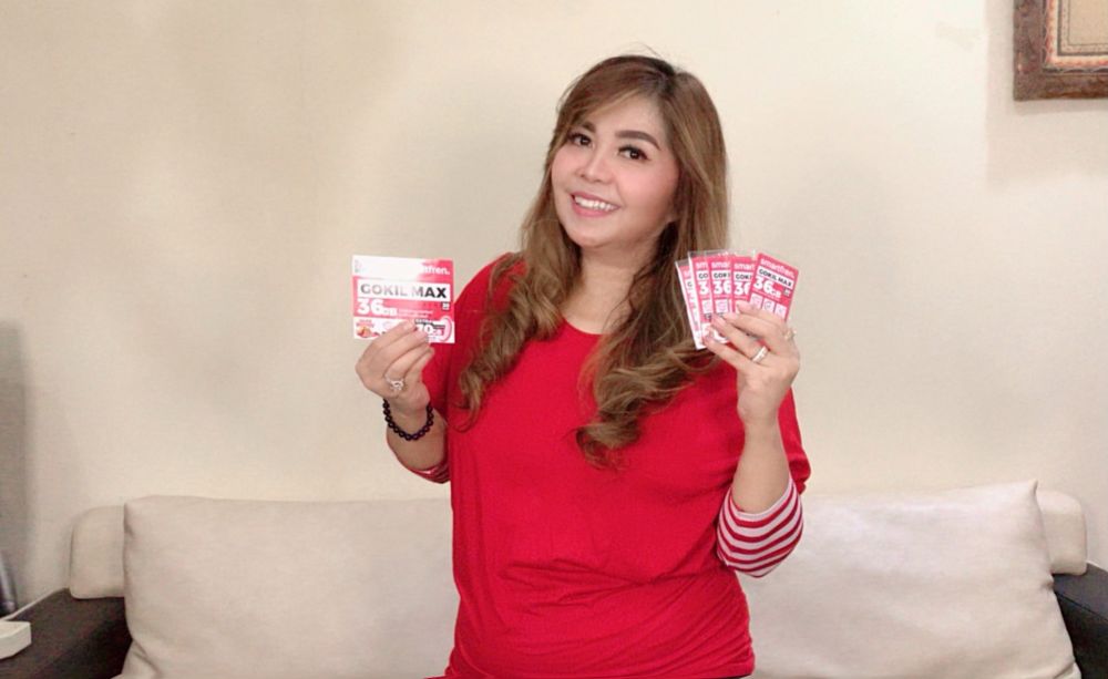 Valencia M Randa, Founder Blood4LifeID saat mewakili penerimaan kartu perdana dan voucer Smartfren GOKIL MAX guna mendukung kelancaran kegiatan Blood4LifeID. Selain dukungan dalam bentuk paket internet, Smartfren Community juga turut menjadi pendonor sekaligus membantu Blood4LifeID mencarikan pendonor darah/plasma.