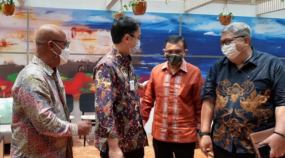 Dari kiri, Fajar Wibhiyadi (Direktur Utama KBI), Jerry Sambuaga (Wakil Menteri Perdagangan RI), Sutriono Edi (Komisaris Utama KBI), Roy N Mandey (Ketua Umum Asosiasi Pengusaha Ritel Indonesia (APRINDO), di sela-sela penandatanganan kesepahaman antara KBI dengan ASPRINDO, di Jakarta, 20 Agustus 2021.