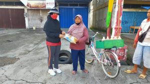 Ketua Persit Korem 042 Gapu Bagikan Sembako di Tengah Pandemi