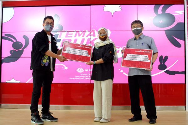 Djoko Tata Ibrahim, Deputy CEO Smartfren secara simbolis memberikan donasi yang berhasil dikumpulkan dari hasil penjualan merchandise WOWLabs sebesar Rp78.327.413. Donasi diserahkan kepada Rima Rismanis, selaku perwakilan dari BenihBaik dan Made Wetane, Perwakilan UMKM penyandang disabilitas yang dinaungi oleh Lembaga Kemanusiaan Precious One. 