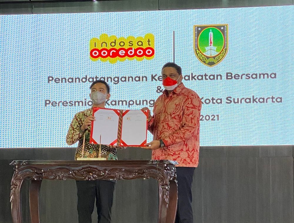 Wali Kota Surakarta, Gibran Rakabuming Raka (kiri) dan Director & Chief Operating Officer Indosat Ooredoo, Vikram Sinha (kanan) pada saat penandatanganan Kesepakatan Bersama untuk Pemulihan Ekonomi di Balai Tawang Arum, Kantor Walikota Surakarta (4/10).
