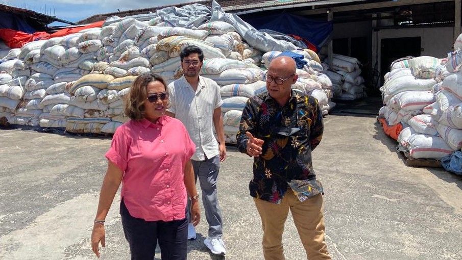 Tampak dalam gambar, Fajar Wibhiyadi, Direktur Utama PT Kliring Berjangka Indonesia (Persero) bersama Ni Nyoman Robek, Pimpinan PT Rahmat Bahari Indonesia tengah meninjau gudang rumput laut milik  PT Rahmat Bahari Indonesia di kawasan Tabanan, Bali.