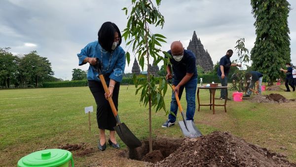 Hety Herwati, Direktur Pemasaran dan Pelayanan Taman Wisata Candi Prambanan serta Fajar Wibhiyadi, Direktur Utama PT Kliring Berjangka Indonesia (Persero) melakukan penanaman pohon.