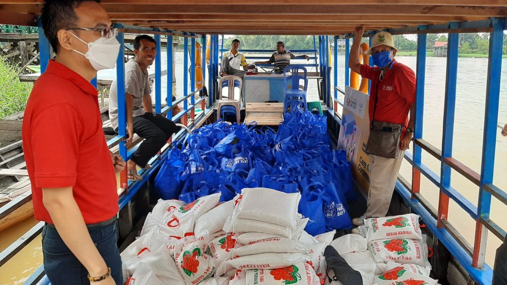 Paket sembako untuk masyarakat dati Asian Agri.