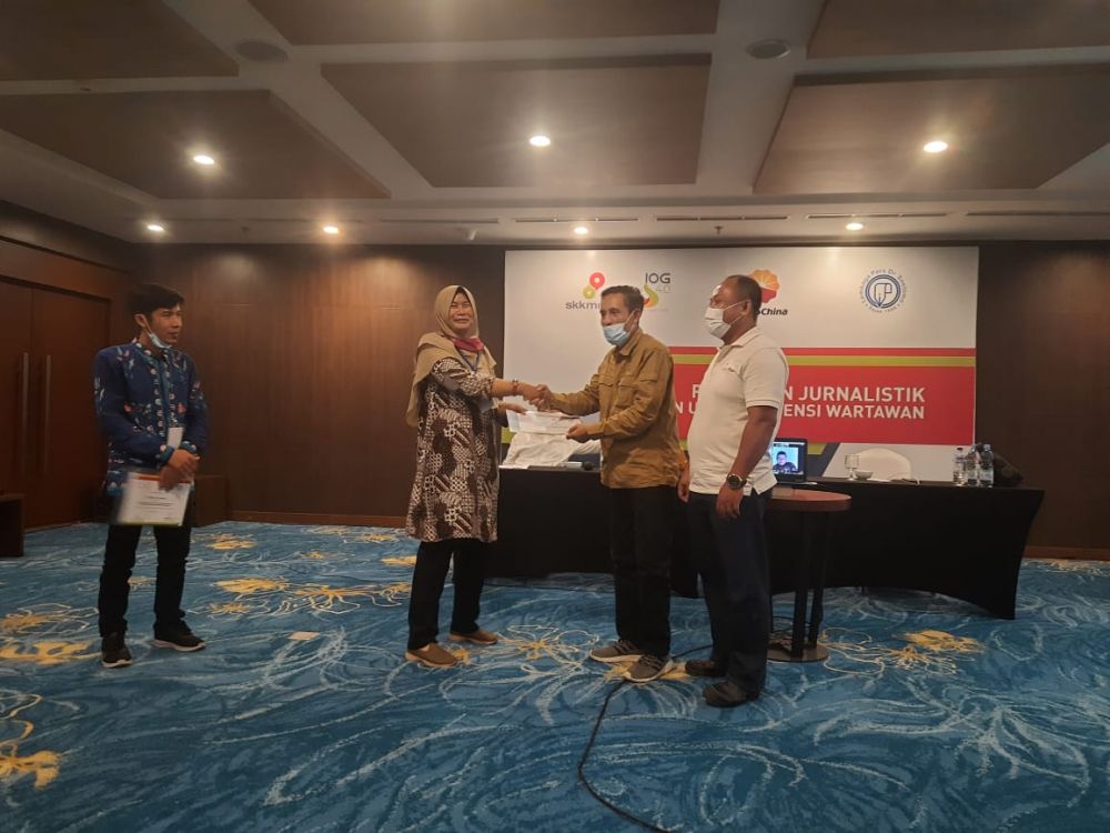 Penyerahan sertifikat kepada wartawan yang dinyatakan sudah berkompeten oleh Ketua iFJM Provinsi Jambi  Mursyid Sonsang