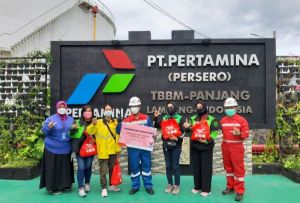 Peringati Hari Wanita Indonesia, Pertamina Patra Niaga Sumbagsel Berbagi kepada Driver Ojol