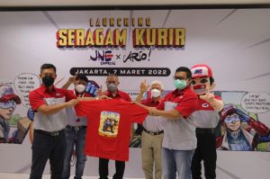 Tampil Beda! JNE Resmikan Seragam Kurir Karya Ilustrator Marvel & DC Comics, Ario Anindito
