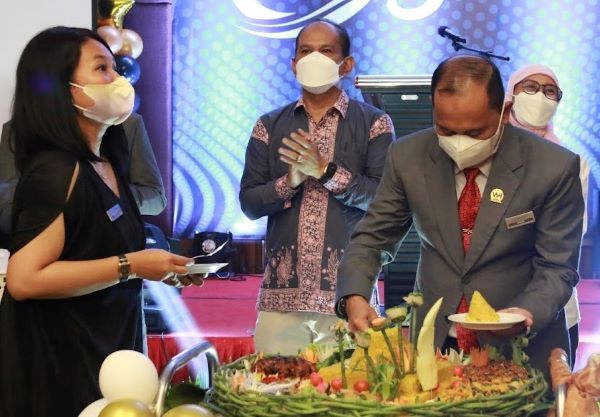 General Manager Hotel Luminor Jambi, Dedi Warja memotong tumpeng perayaan HUT ke-5 Hotel Luminor Jambi.
