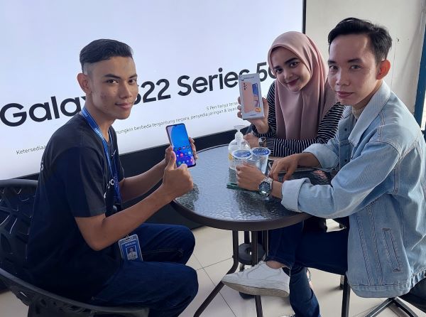 Samsung memfasilitasi 412 Siswa SMK Partner Samsung Tech Institute melakukan PKL di beberapa Samsung Store di seluruh Indonesia. Tampak siswa PKL Samsung In-store Rahmad Effendy dari SMK Negeri 1 Beringin Sumatra Utara sedang melayani konsumen yang akan membeli Samsung Galaxy A23.