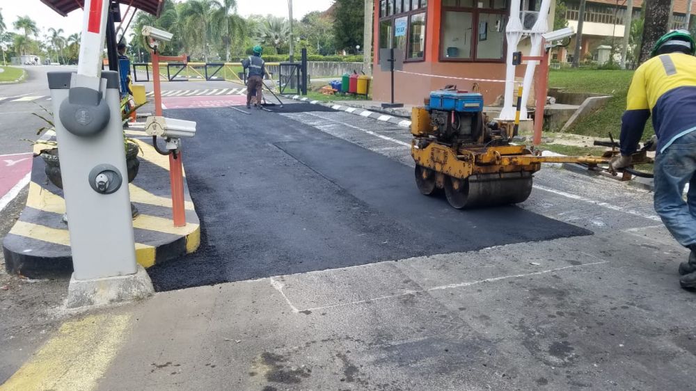 Pupuk Kaltim mengaplikasikan Green Asphalt untuk perawatan jalan di area perusahaan.