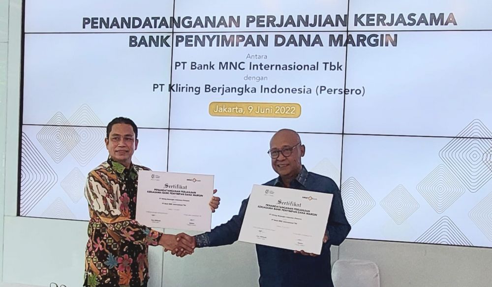 Fajar Wibhiyadi, Direktur Utama PT Kliring Berjangka Indonesia dan Mahdan, Presiden Direktur MNC Bank di sela-sela acara seremonial kerjasama antara PT Kliring Berjangka Indonesia dengan MNC Bank di Jakarta, Kamis, 9 Juni 2022.