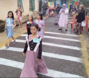 Meriahkan HUT RI, Warga Perumnas Bawah Gelar Polong Fhasion Week