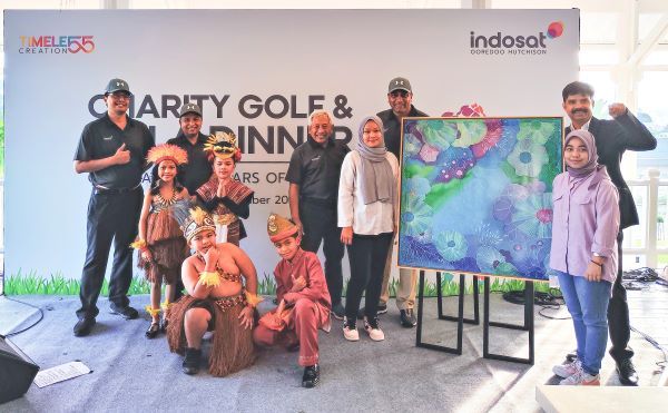 President Director & CEO Indosat Ooredoo Hutchison (IOH), Vikram Sinha (kedua dari kanan), didampingi Direksi dan Chief IOH lainnya berfoto bersama hasil karya anak-anak berkebutuhan khusus usai Charity Golf Tournament di Jakarta, Minggu (20/11/2022)..
