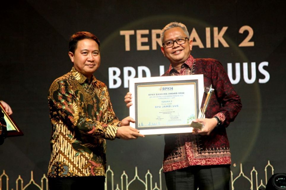 Direktur Pemasaran dan Syariah Bank Jambi Syariah, Khairul suhairi, S.E saat menerima penghargaan.