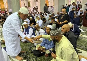 Al Haris Bagi-bagi Kurma kepada Jamaah di Masjid Haram Mekkah