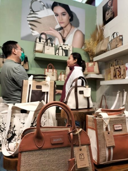 Ima sedang menjelaskan tentang brand Mimpi kepada salah satu pengunjung.