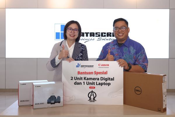 Monica Aryasetiawan, Canon Business Unit Director PT Datascrip dan P. Advent Novianto SJ, Manager Program Catholic Ketapang Center berfoto bersama saat penyerahan donasi berupa dua unit kamera digital dan satu unit laptop kepada Komisi Sosial (Komsos) Keuskupan Ketapang. 