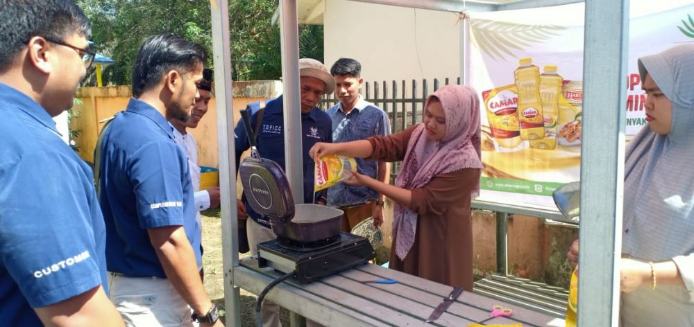 Sufryiadi, Senior Manager  PT IIS Kebun Tungkal Ulu saat menyaksikan Bazar Minyak Goreng yang digelar di Desa Penyabungan, Kecamatan Merlung, Kabupaten Tanjab Barat, (4/4/2023).