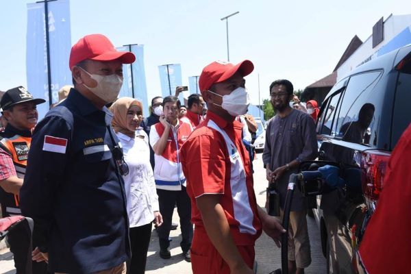 Menteri ESDM Arifin Tasrif bersama Direktur Utama Pertamina Nicke Widyawati meninjau pengisian BBM saat kunjungan kerja pasokan BBM Idul Fitri di SPBU KM 456A Tol Trans Jawa, Pabelan, Kabupaten Semarang, Jawa Tengah pada Rabu (19/4/2023).

 