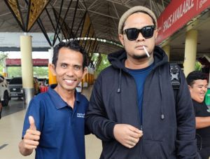 Tunjukkan Antusiasme, Pemred BITNews.id Turun Langsung Menjemput Kedatangan Last Child di Bandara 