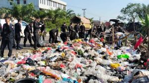 Peduli Lingkungan, Puluhan Anggota Brimob Jambi Bersihkan Sampah di Kota Jambi   