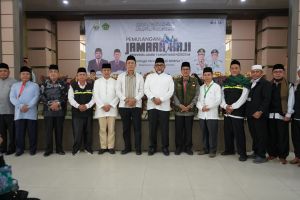 Sekda Sudirman Sambut Kedatangan Jemaah Haji Jambi Kloter BTH 22