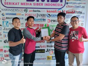 Mukhtadi Serahkan SK Kepengurusan SMSI Muaro Jambi