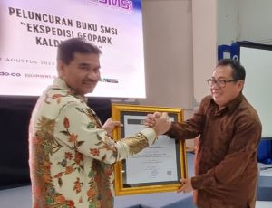 Mengayomi Insan Siber, SAH Terima Penghargaan Sahabat Pers Indonesia dari SMSI Pusat