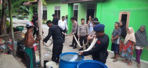 Satuan Brimob Polda Jambi Salurkan Air Bersih Untuk Masyarakat Pondok Meja