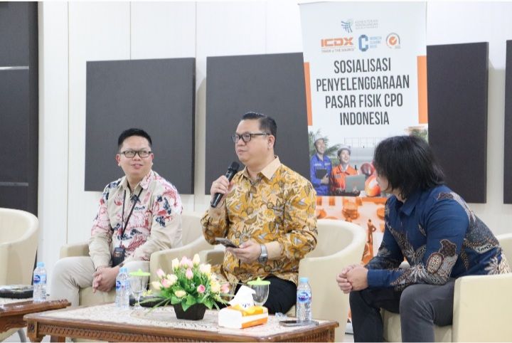 Yohanes F Silaen, Vice President Bursa CPO Indonesia Commodity and Derivatives Exchange (ICDX), tengah memberikan paparan tentang pelaksanaan perdagangan CPO melalui Bursa kepada para pelaku industri kepala sawit di Pontianak, Kalimantan Barat, Rabu, 22/11/2023.
