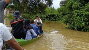 Tinjau Banjir, Gubernur Al Haris Gunakan Perahu Antar Bantuan ke Rumah Warga