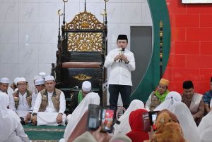 Hadiri Isra’ Mi’raj, Gubernur Al Haris Beri Bantuan Kepada Anak Yatim dan Kaum Dhuafa