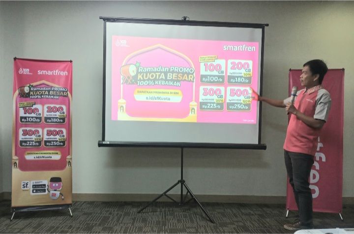 Syamsul Arifin, Area Sales Koordinator Smartfren Jambi saat menjelaskan tentang produk Smartfren.
