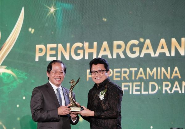 General Manager Pertamina Hulu Rokan Zona 1 Hari Widodo (kanan) menerima penghargaan lingkungan PROPER dari Menteri Lingkungan Hidup Hanif Faisol Nurofiq, Senin (24/2/2025). 