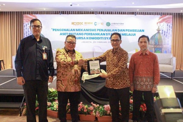 Dari kiri, Tirta Karma Senjaya, Kepala Badan Pengawas Perdagangan Berjangka Komoditi, 
Nursalam, Direktur Indonesia Commodity & Derivatives Exchange (ICDX), Herbudi S Tomo, Ketua Asosiasi Perbankan Syariah Indonesia (Asbasindo), Ardiansyah Rakhmadi, Analis Senior  Direktorat Pengaturan dan Pengembangan Perbankan Syariah - Otoritas Jasa Keuangan (OJK).