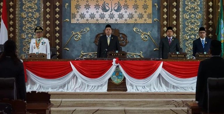 Ketua DPRD Kota Jambi Kemas Faried Alfarelly pimpin paripurna, Senin (3/3/2025).