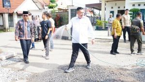 Kegiatan perbaikan jalan yang dilakukan secara swadaya oleh warga di Lorong Gotong Royong, Kelurahan Selamat, Kecamatan Danau Sipin, Kamis (23/1/2025) pagi.